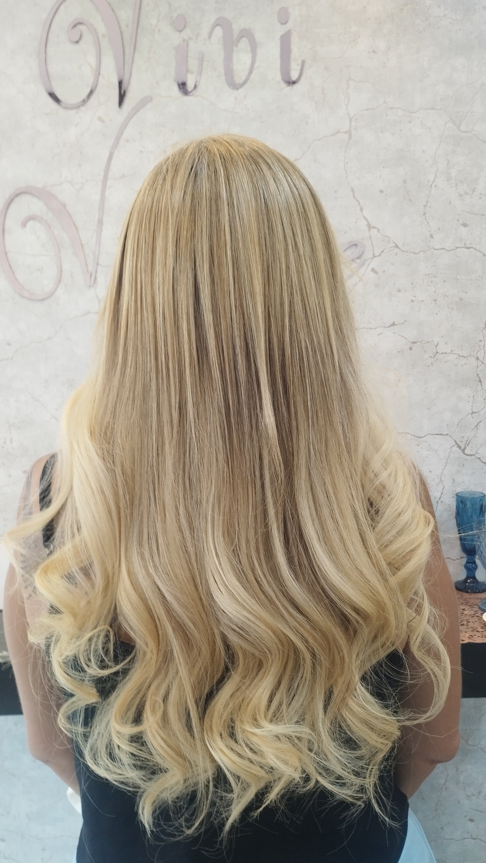 Depois: cabelo loiro com comprimento, brilho e movimento